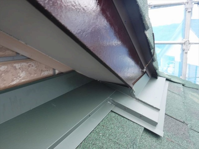 屋根の取り合い部分をしっかりとカバーする板金